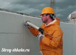 Большие зазоры между плитами заливают герметиком или запенивают