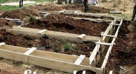Делают опалубку из труганой доски